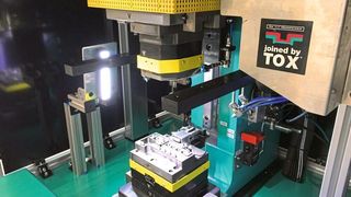 Das Unternehmen Knipping optimierte mithilfe der eclinch-Technologie von TOX Pressotechnik die Fertigung von Sicherungsboxen für Automobile. Hier, ins richtige Licht gerückt, erkennt die Kamera, ob die Sicherungen korrekt liegen.  (TOX)