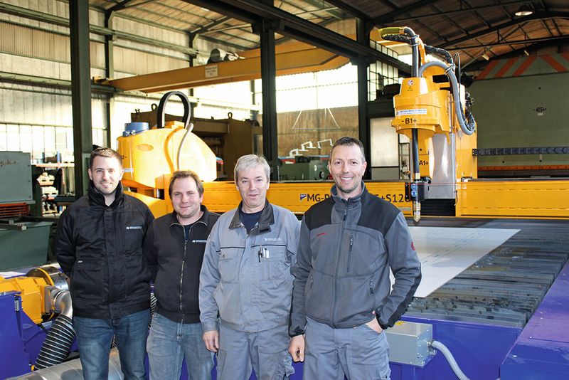 Das Team der Metallbau Steg AG vor dem neuen Microstep-Schneidsystem. (Bild: Microstep)