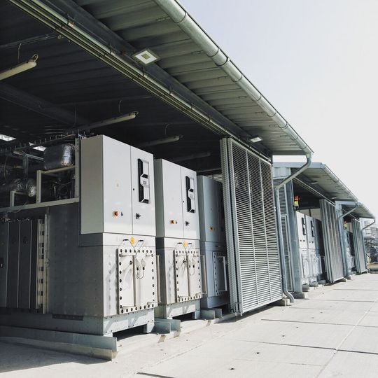 Der Elektrolyseur nutzt industrielle Abwärme und wandelt Dampf in Wasserstoff um.(Bild:  Sunfire)