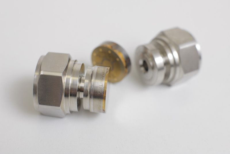 Wärmeempfindliche Elektronikkomponenten werden radial zu einem Drucksensor verschweisst und im gleichen Arbeitsgang wird der Innenraum nachhaltig auf 10 bis 3 Millibar evakuiert. (Bild: Schlatter)