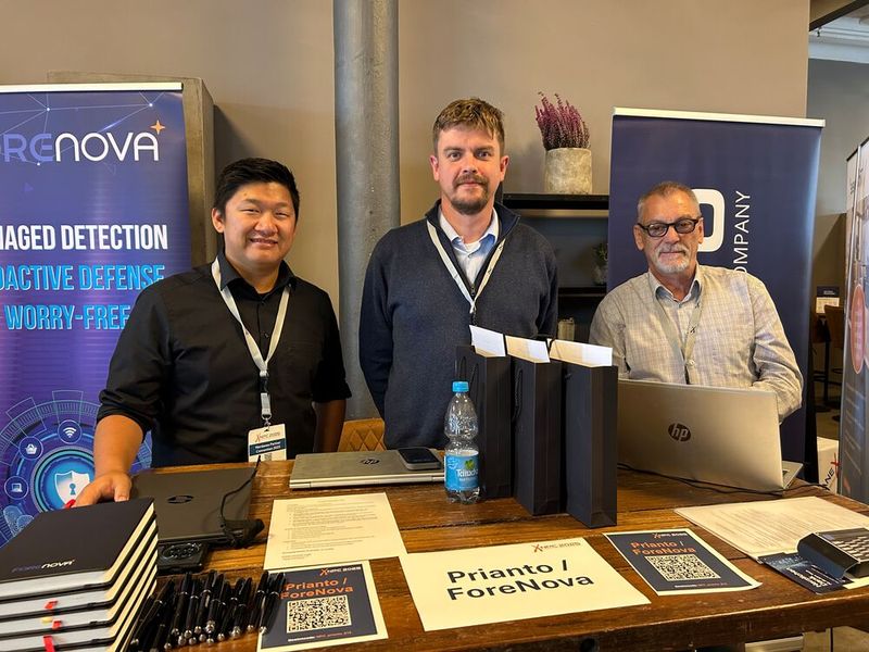 (V. l.) Martin Zhu und Marcel Arjona (beide Forenova Technologies) mit Christian Laube (Prianto)  (Bild: Vogel IT-Medien)