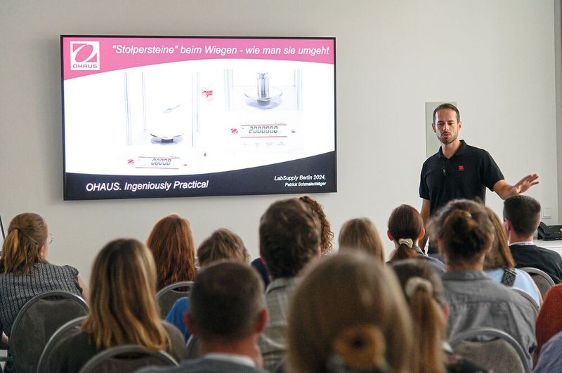 Zenraler Bestandteil jeder LAB-SUPPLY sind die Fachvorträge. Hier gibt Patrick Schmalschläger von Ohaus Tipps zum richtigen Umgang mit Laborwaagen, um ein genaues und reproduzierbares Wägeergebnis zu erzielen. Alle Vorträge sind, so wie der Eintritt zur Messe, kostenlos.   Mehr Infos zu den kommenden LAB-SUPPLY-Messen finden Sie auf www.lab-supply.info (Bild: Stefan Stark)