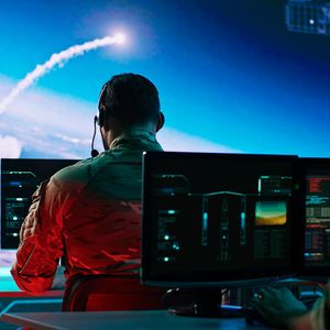 FLACHBILDSCHIRM: Noch vor dem Intro ist auf einem überdimensional großen Bildschirm auf der Brücke der Enterprise ein fremder Planet zu sehen. „Das war in den 1960ern revolutionär, heute ist das kein Problem mehr“, sagt Sascha Vogel, der an den Boom der flachen TV-Geräte zur Fußball-Heim-WM 2006 erinnert. Mittlerweile gehören Megascreens bei Konzerten oder im Fußballstadion zum Standard. Ein Jahr nach der US-Ausstrahlung von „The Man Trap“ gab der damalige Vizekanzler Willy Brandt 1967 den Startschuss für das Farbfernsehen in Westdeutschland. Das heißt: Wenn zu diesem Zeitpunkt Fernseher in deutschen Wohnzimmern standen, waren das unhandliche Röhrengeräte.(Bild:  © Framestock - stock.adobe.com)