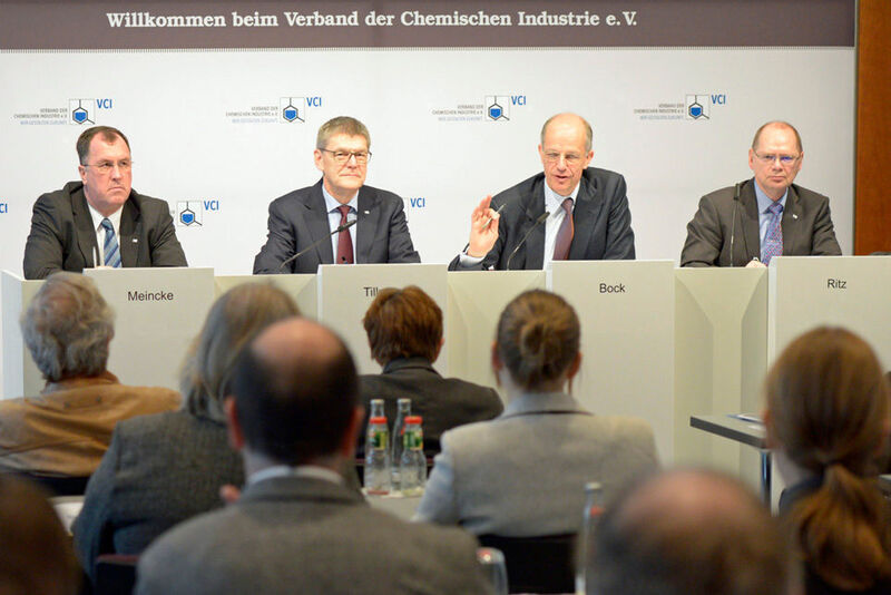VCI-Präsident Kurt Bock (2. von rechts): „Das Chemiegeschäft dürfte 2017 ohne nennenswerte Dynamik bleiben, zumal die politischen Unsicherheiten und konjunkturellen Risiken auf den Auslandsmärkten rund um den Globus zugenommen haben.