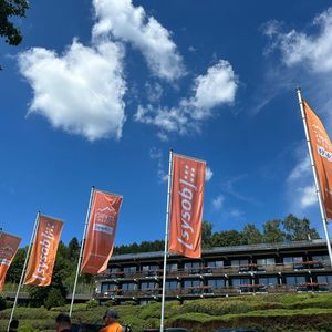 Auch in diesem Jahr ging es beim Gipfeltreffen des Value-Added-Distributors Sysob hoch hinaus. Im Bayerischen Wald wurde gewandert, viel genetzwerkt, es gab Hersteller-Pitches, ein Hersteller-Speeddating, einen bayerischen Abend und eine Beach-Party zum Abschluss.(Bild:  Vogel IT-Medien)