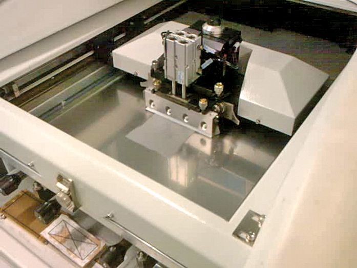 Bild 5: Schablonendrucker zur automatisierten Bedruckung mit Wärmeleitmaterial. Alle relevanten Prozessparameter werden hier in engen Grenzen gehalten (Infineon)