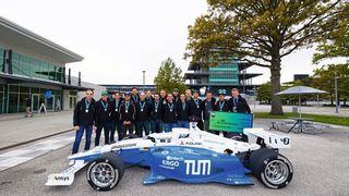 Ein Teil der etwa 45 Mitglieder des Rennsportteams der TU München vor dem Siegerfahrzeug.  (Nathaniel Edmunds Photography)