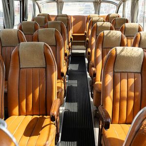 Die Typbezeichnung bezog sich dabei auf die in diesem Omnibus vorhandenen acht Sitzreihen. Zur Verfügung standen somit 35 Sitzplätze und 7 Mittelgangsitze.(Bild:  Daimler Truck AG)