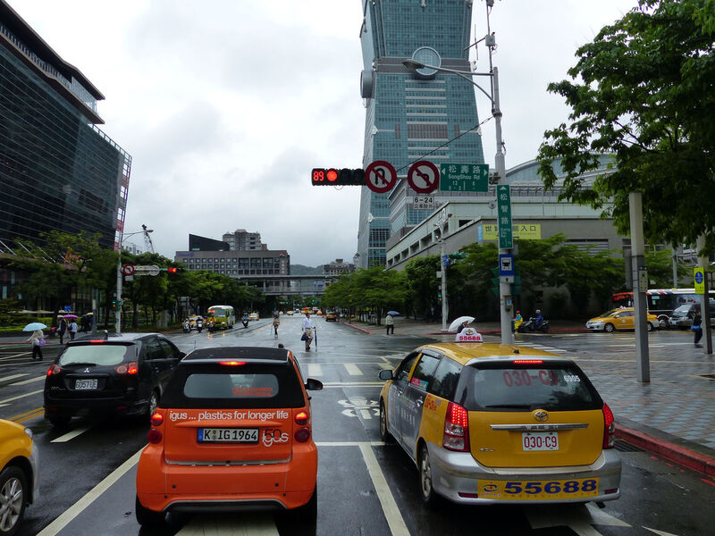 Das orangenfarbene Cabrio durchquert auf seiner Asienreise lebendige Megacitys wie Taipeh. (Bild: Igus)