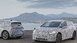 Noch zeigt VW sein erstes ID-Modell nur getarnt. Ab April 2019 will der Hersteller Vorbestellungen für den Neo annehmen. (Volkswagen)