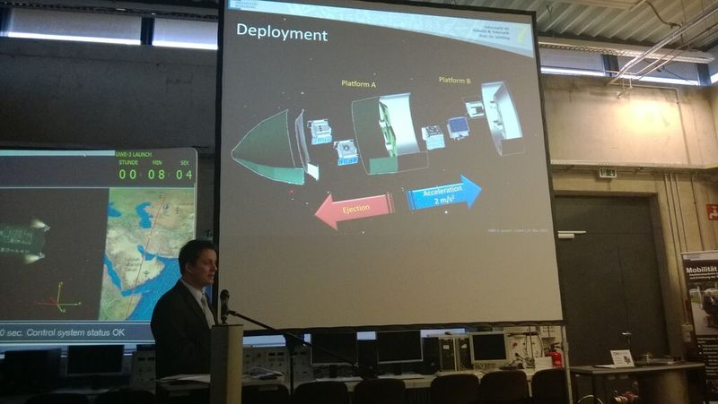 Erklärt den Aufbau des Raketenkopfes: Projektleiter Dipl.-Inf. MSc. Stephan Busch. (Bild: konstruktionspraxis/Jan Vollmuth)