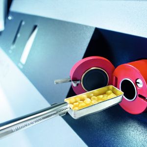 Abb. 2: Das Wasserbestimmungsgerät Easy H2O wird mit einer Probe beschickt