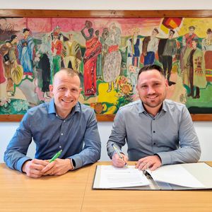 v.l.n.r. Marcel Fahnenstich, Betriebsleiter Topas Advanced Polymers, Leuna, und Christian Wede, Geschäftsführer Actemium Contracting.(Bild:  Actemium)