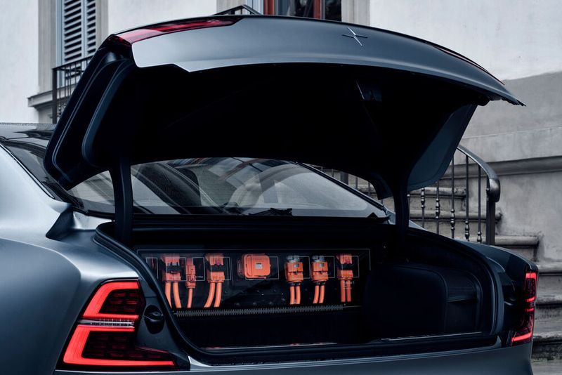 Die Hälfte des Batterpakets findet man aus Platzmangel im Kofferraum wieder – es bleibt kaum Platz für Gepäck. (Polestar)