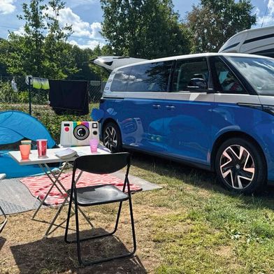 Campingurlaub elektrisch: Der ID Buzz LWB macht im natürlichen Habitat auf dem Stellplatz eine gute Figur. (Bild: Achter – VCG)