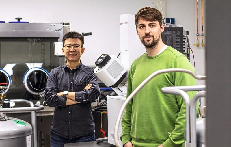 Die Erstautoren der Studie Zhexin Wang und Dr. Michael Grange am Aquilos Kryo-FIB (Thermo Fisher Scientific)  (Bild: MPI f. molekulare Physiologie)