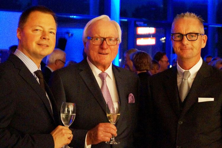 Die Chefs stoßen aufs neue BMW/Mini-Autohaus in Vechta an: (v.li.) Geschäftsführer Stephan Deppe, Seniorchef Harro F. Walkenhorst und Geschäftsführer Henry Walkenhorst. (Foto: Walkenhorst)