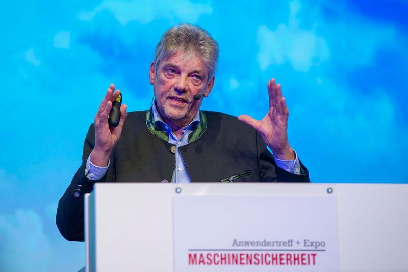 Anhand von Praxisbeispielen aus dem Maschinenbau skizzierte Hüning den Status Quo von Maschinen ohne CE. (J. Untch / Vogel Communications Group GmbH & Co. KG)