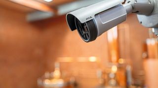 Die Axis Q1961-XTE fungiere als Wärmebildkamera, die neben der Visualisierung des Infrarot-Wärmebilds auch die Temperaturentwicklung aus größeren Entfernungen punktgenau überwachen könne. 
 (Bild: Axis Communications)