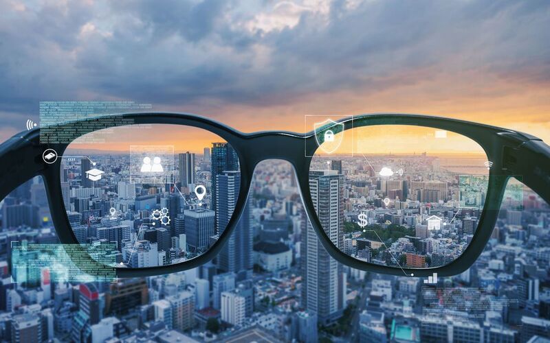 Augmented Reality Datenbrille auf der eine AR-Software läuft. Der Nutzer sieht einen realen und einen virtuellen Teil. (©SasinParaksa - stock.adobe.com)