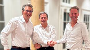 Christian Schaub (Geschäftsführer M&A Connexta v.l.), Thomas Herden (Geschäftsführer ITC Herden) und Dr. Jens Stief (CEO Connexta) haben den Beitritt von ITC Herden zur Connexta Gruppe besiegelt. (Bild: Connexta)