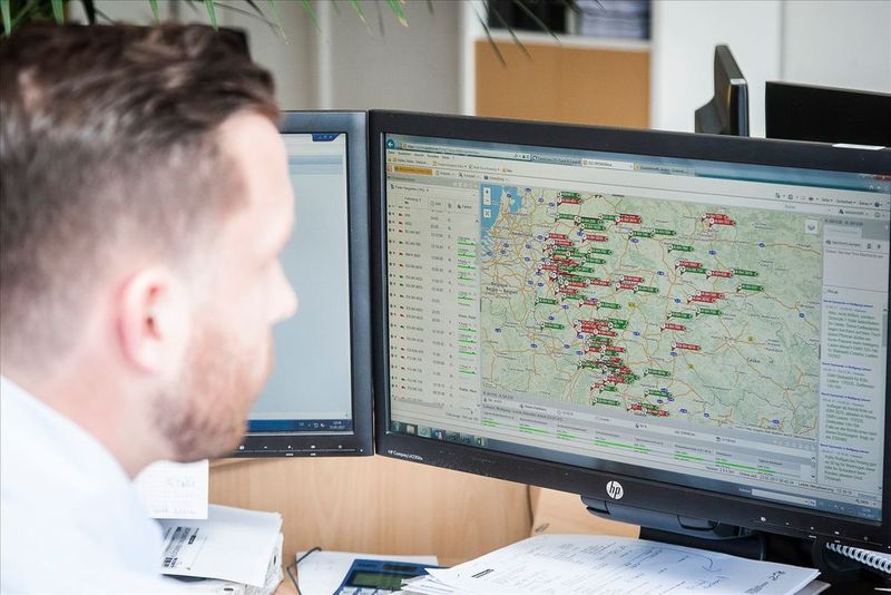 Die gesamte Hergarten-Flotte ist mit dem Telematiksystem ausgestattet, das alle Transportprozesse und Daten transparent an die Zentrale übermittelt und so für mehr Effizienz und höhere Prozesssicherheit sorgt. (Hergarten)