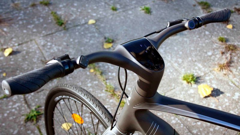 Am Lenker befinden sich unter anderem Vibrationsringe und Bedieneinheiten für digitale Funktionen. (Bild: SP-X/Mario Hommen)