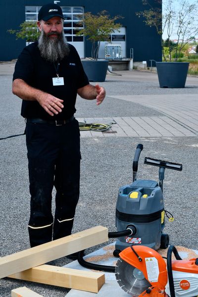 Timo Schönemann, Senior Specialist Product Management Vacuum Cleaners bei Kärcher, erklärt die Symbiose aus Trenn- und Reinigungstechnik. (Bild: Maienschein)