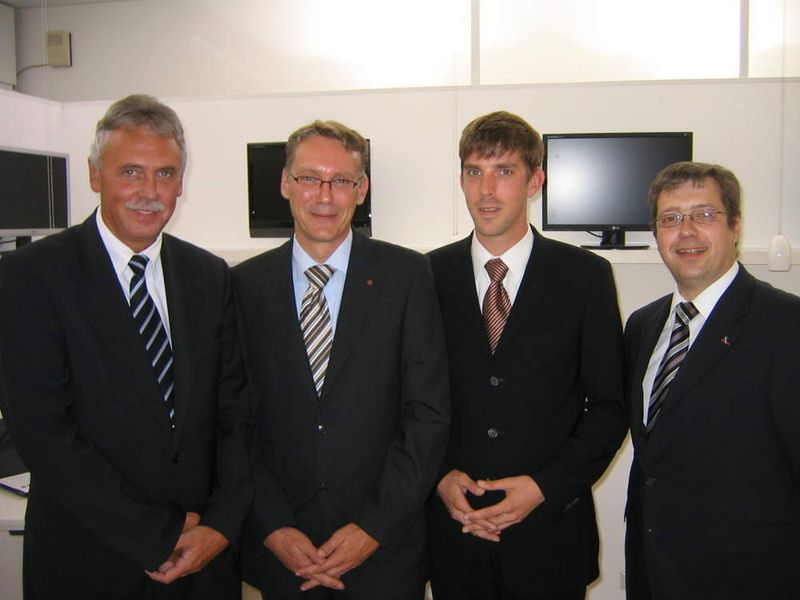 Livingston und LG besiegeln ihre Partnerschaft (v.l.n.r.): Siggi Franz (Livingston), Stefan Tiefenthal (LG), Knuth Molzen (LG), Volker Mertens (Livingston). (Archiv: Vogel Business Media)