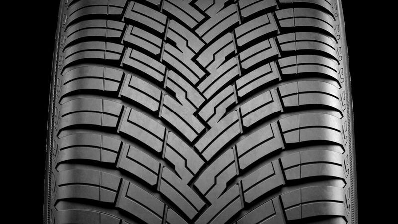 Die V-förmigen Rillen sollen Wasser schnell aus der Aufstandsfläche wegbefördern. (Pirelli)