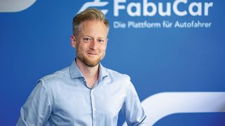 Philipp Sternberg ist er bei der Filmproduktionsfirma Fabula Film GmbH in der Ressortleitung für die redaktionelle Produktion von TV-Beiträgen im Bereich Automobil und Verbraucher zuständig. (Bild: Fabula Film GmbH)