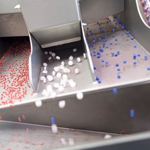 Eine Tablette bleibt letztendlich für den Patienten eine Tablette. Der Weg dorthin könnte sich in den nächsten Jahren dennoch verändern. Zieht die individualisierte Medizin in die Praxis ein, unterscheiden sich Medikament in mehr als nur ihrer Farbe.  (Bild:  Messe Nürnberg)