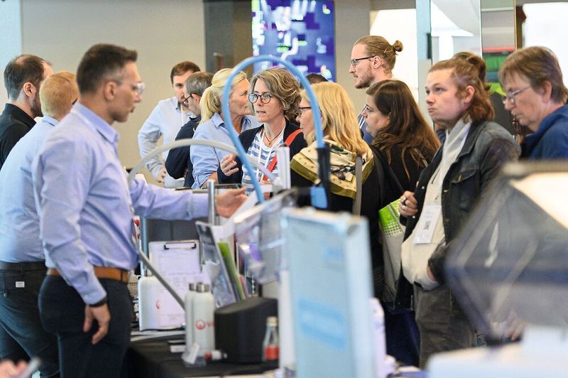 Wenn irgendwelche Fragen offen sind, stehen die Aussteller mit Fachwissen parat. Durch das übersichtliche Konzept der Messe muss hier typischerweise niemand lange auf eine Antwort warten.    Mehr Infos zu den kommenden LAB-SUPPLY-Messen finden Sie auf www.lab-supply.info (Bild: Stefan Stark)