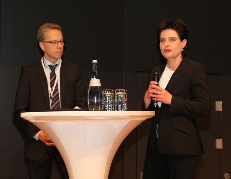 Annegret Agricola, Bereichsleiterin Energiesysteme und Energiedienstleistungen bei der dena, fordert in der Diskussion um Energieeffizienz als Teil der Energiewende: „Wir müssen auch steuerliche Anreize schaffen, um in der Gebäudeenergieeinsparung voran zu kommen!“ (Bild: Jablonski)