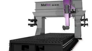 Manchmal reicht eine Maschine „von der Stange“ halt nicht! Und so stand irgendwann beim Maschinen- und Anlagenbauer Bitter ein ganz besonderer Termin auf dem Programm: die Inbetriebnahme einer speziell für ihn konfigurierten Mattec-Portalfräsmaschine. Der Inhaber Onno Bitter hat eine besonders schmal ausgeführte Maschine von den Experten der Firma Sirtec entwickeln lassen. (Bild: Sirtec)