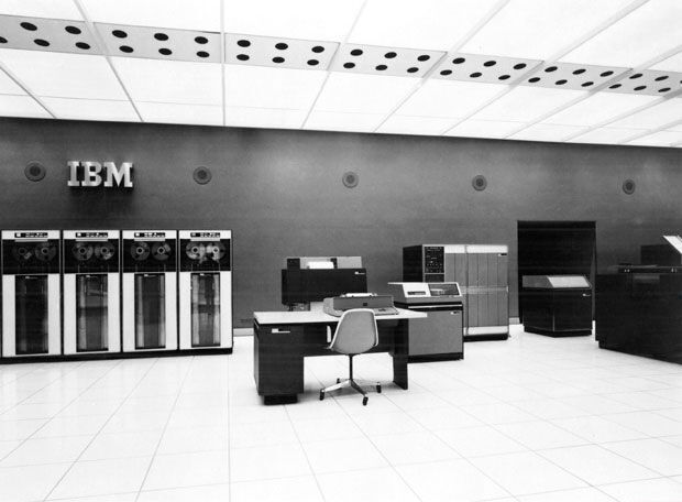 Welle 1: Mainframes und Großrechner. Der 1959 erschienene IBM 1401, ein für damailige Verhältnisse relativ kompaktes System, wog knappe 5 Tonnen, hatte 16 Kilobyte Arbeitsspeicher und kostete pro Monat 2500 US-$ Miete (bzw 25.000 US-$ nach Inflationsbereinigung). (IBM)