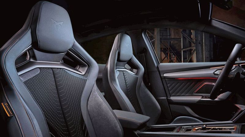 Den Innenraum prägen rennsportinspirierte Sitzpositionen mit  Cup-Bucket-Sitzen.  (Bild: davidcasas photographer)