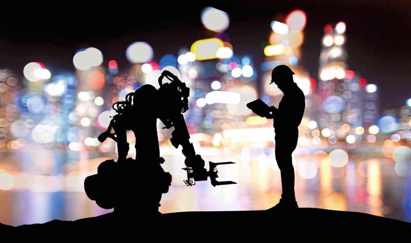 Neue praxisnahe Lösungen für die industrielle Automatisierung sollten sich darauf fokussieren, menschliche Intelligenz und Fähigkeiten zu ergänzen, Stichwort Augmented Intelligence statt Artificial Intelligence. Zudem sollte es vermehrt darum gehen, wie sich KI in der Fabrikhalle konkret und effizient einsetzen lässt und zugleich Nachhaltigkeit unterstützt. (Omron)