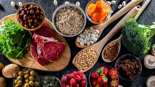 Minimale Unterschiede auf genetischer Ebene können bei Fruchtfliegen eigentlich gesunde Nahrung zur tödlichen Gefahr werden lassen und umgekehrt. Diese überraschende Erkenntnis aus einer neuen Studie hat auch Auswirkungen auf eine mögliche personalisierte Ernährung des Menschen. (Bild: monticellllo - stock.adobe.com)