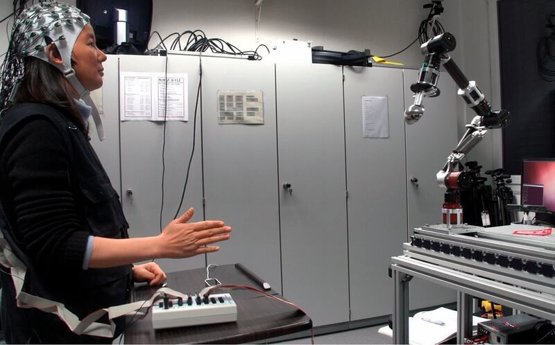In der gestengesteuerten Interaktion kann der Roboter anhand eines Negativ-Feedbacks im EEG des Menschen aus dem eigenen Fehlverhalten lernen. (DFKI GmbH)