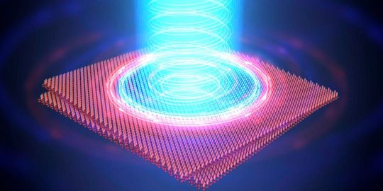 Mit einem Laserpuls (blau) konnten die Forschenden einen ferromagnetischen Zustand in einem speziellen Material aus verdrehten atomaren Lagen (rot) umpolen.(Bild:  Enrique Sahagún, Scixel / ETH Zürich, Universität Basel)