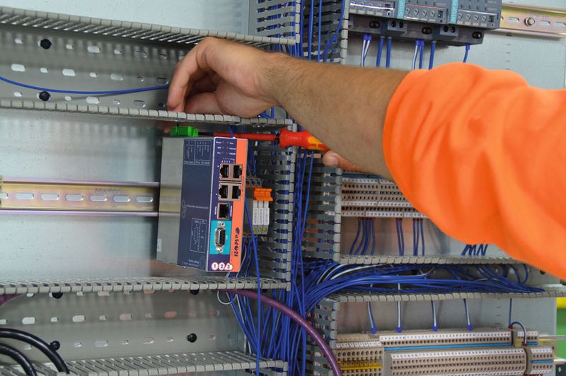 In der Werkstatt von Zeppelin wird ein eWon Cosy-Fernwartungsrouter montiert. Auch dieser Schaltschrank wird später in der Teigherstellung zum Einsatz kommen.  (Wachendorff / Zeppelin Systems)