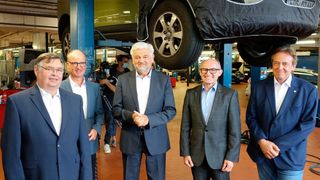 Gemeinsam für saubere Luft: (v. li.) Carl-Eugen Metz (ADAC), Christian Reher (Kfz-Innung Stuttgart), Regierungspräsident Wolfgang Reimer, Michael Ziegler (Kraftfahrzeuggewerbe Baden-Württemberg) und Torsten Treiber (Kfz-Innung Stuttgart). (Bild: Rosenow/»kfz-betrieb«)