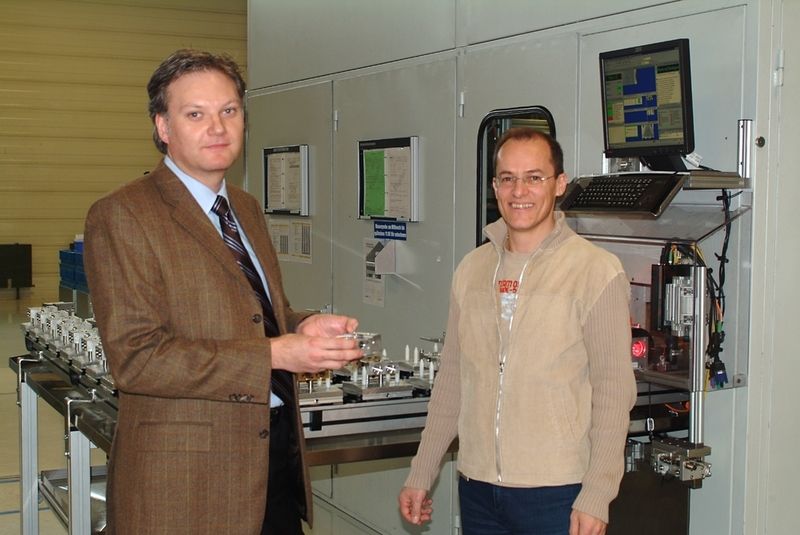 Abb.6: Dipl.-Ing. Stefan Sprinkart, Leiter der Produktgruppe Hochdruck-Wasserstrahl-Entgrattechnik im Bosch-Werk Blaichach, im Gespräch mit Oliver Werner von Rexroth. (Archiv: Vogel Business Media)