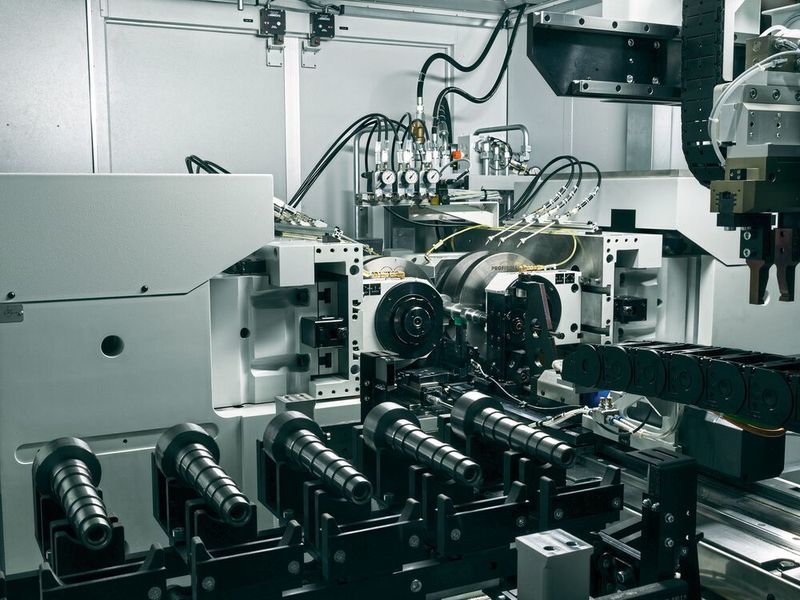 Das Portal mit Doppelgreifer sorgt in Verbindung mit den Verzahnungswalzanlagen der Rollex-HP-Serie für Werkstückwechselzeiten von circa 5 s und für einen kurzen Gesamttakt. (Profiroll)