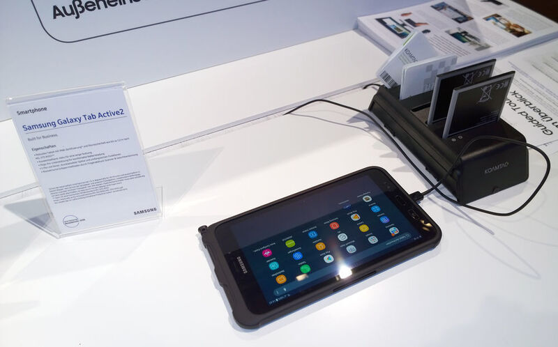 Das robuste Android-Tablet Galaxy Tab Active 2 ist mit einem Wechselakku ausgestattet. Samsung bietet auch eine Ladestation für mehrere Stromspeicher an. (Vogel IT-Medien)