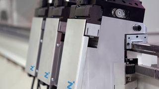 Die Roboterbearbeitungszelle Multi Process Cell der Zimmer Group nutzt ein dynamisches Transportsystem, in dem die Transporteinheiten bedarfsorientiert miteinander verbunden werden. (Zimmer Group)