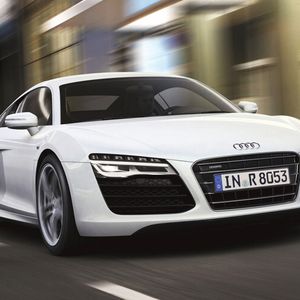 Mit dem R8 hat sich Audi vor fünf Jahren auf Anhieb in der Liga der Supersportwagen etabliert. Nun wurden Coupé und Roadster sanft überarbeitet. Neben dezenten Designänderungen ist ein neues Top-Modell die wichtigste Neuheit.