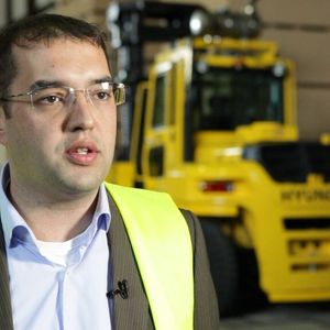 Für Dirk Wuschech, Warehouse Manager bei Laminatepark, hat der SC20 Mileage-Plus im Vergleich zum werksüblichen Erstausstatter-Reifen eindeutig größeres Einsparpotenzial und höhere Belastbarkeit bewiesen.