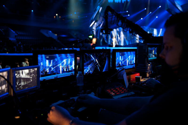 Ein Teil der Kameras ist an beweglichen Auslegern angebracht (rechts oben im Bild) und wird ferngesteuert (Eurovision Song Contest)